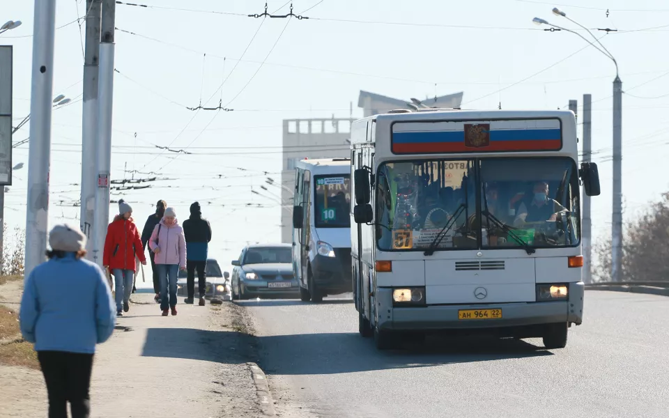 Мэру Барнаула доложили о шагах к улучшению ситуации с общественным транспортом