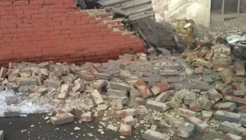 Рухнувшая стена насмерть задавила рабочего в Барнауле