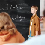 В российских школах с 1 сентября введут обязательное исполнение гимна