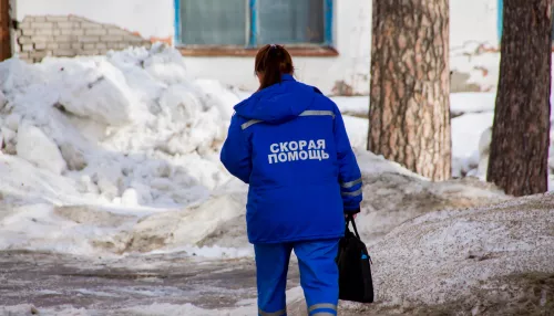 Алтайские медики скорой рассказали, почему бахилы на вызове могут быть опасными