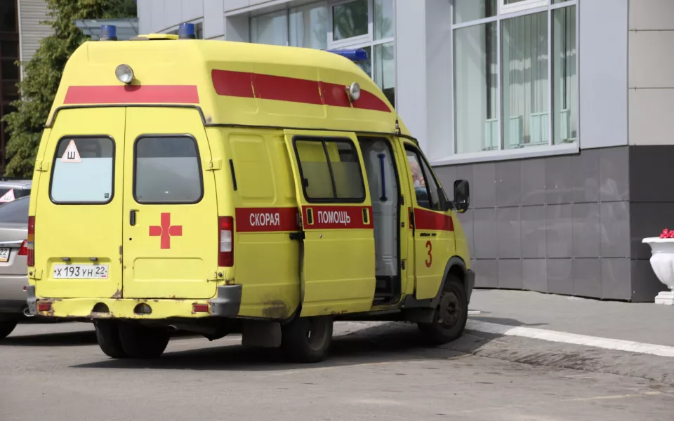 В Барнауле мужчина получил смертельные травмы в торговом центре Район