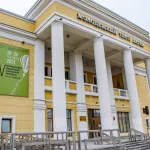 В Барнауле у молодежного театра запретят стоянку транспорта