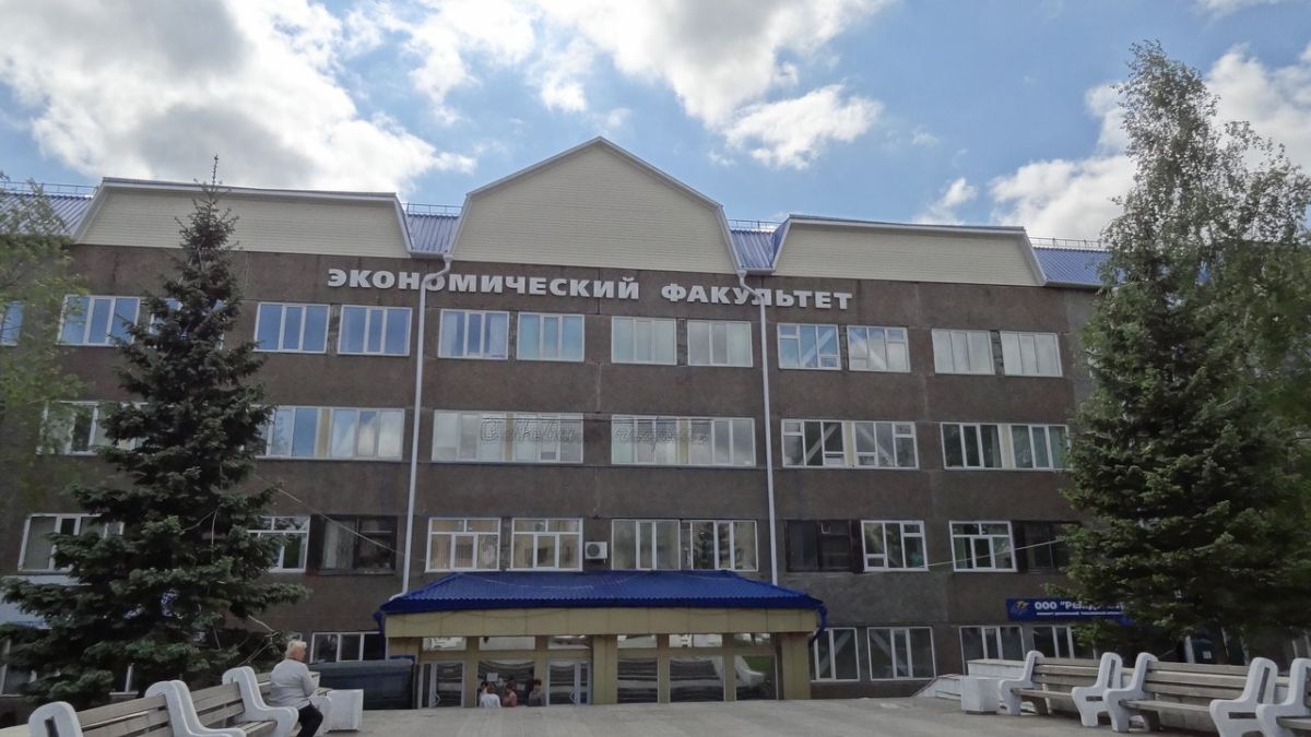 Здание Алтайской академии экономики и права на проспекте Калинина,15в 