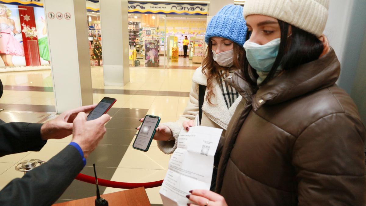Проверка QR-кода в торговом центре в Барнауле