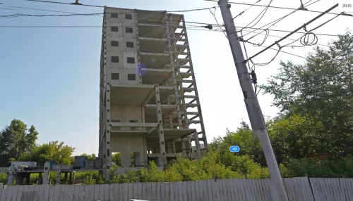 Барнаульский долгострой из «нулевых» на проспекте Ленина купили на торгах