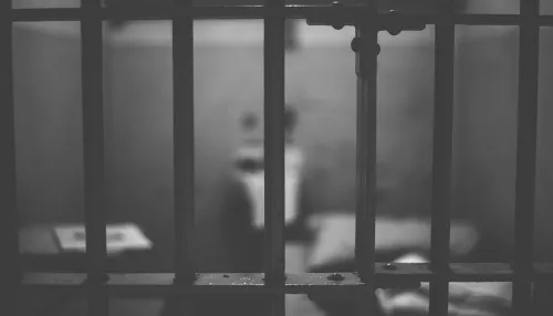 Бийчанин подал в суд из-за нечеловеческих условий в камере горсуда