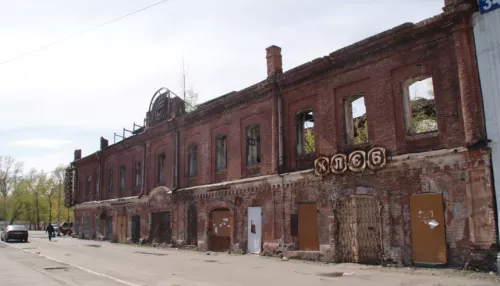 Старинный универмаг Суховых начали восстанавливать в Барнауле