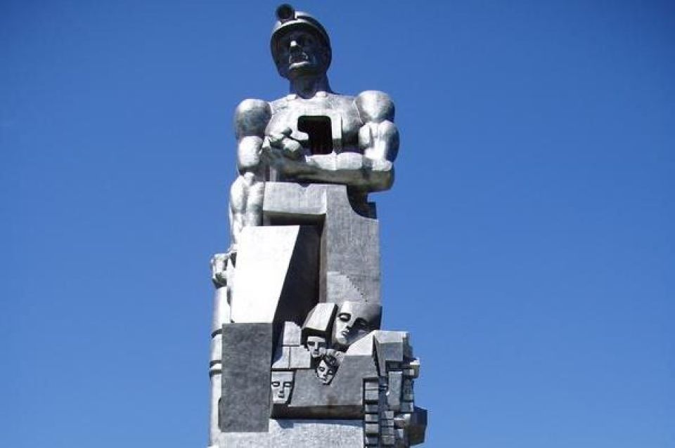 Памятник шахтерам Кузбасса
