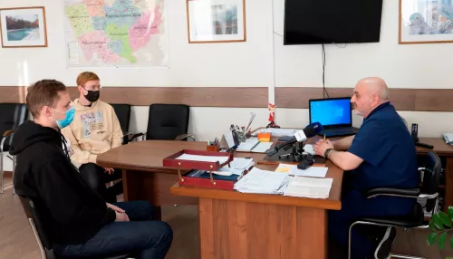 Врач рассказал о состоянии выживших при столкновении автомобиля с поездом в Алтайском крае