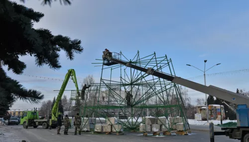 Строительство новогоднего городка началось в Барнауле