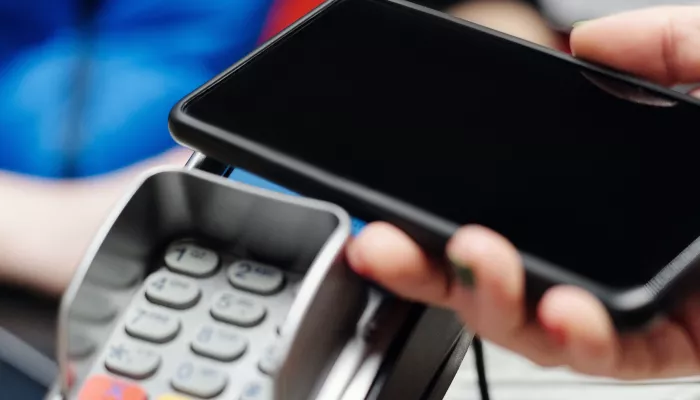 Барнаульцы смогут пользоваться сервисом бесконтактной оплаты телефоном от МТС