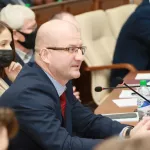 «Мы супердемократичны». Коммунист Ткачев ответил на претензии о скандалистах и случайных партийцах в АКЗС