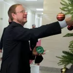 Губернатор Алтайского края Томенко и мэр Барнаула Франк дали старт новогодней акции «Елка желаний»