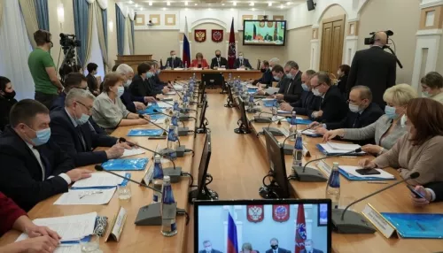 Кадры, ЖКХ, автобусы. На что жаловались и за что благодарили алтайскую власть представители городов и районов