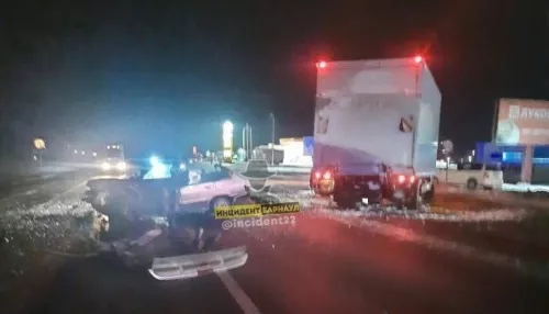 Водитель легковушки погиб в ДТП с грузовиком на алтайской трассе