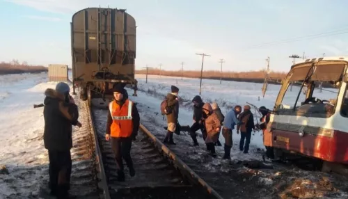Автобус с пассажирами попал под грузовой поезд в Алтайском крае