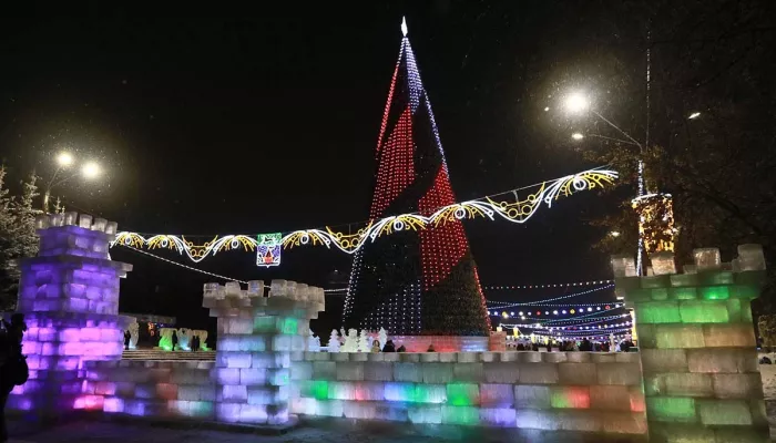 Почти 600 тысяч рублей собираются потратить на открытие главной елки Барнаула Почти 600 тысяч рублей собираются потратить на открытие главной елки Барнаула