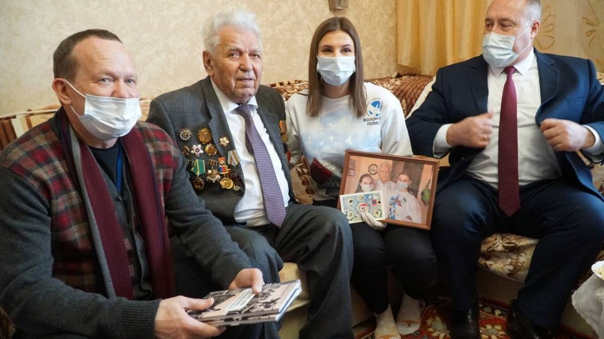 Виктор Зобнев в гостях у ветерана ВОВ Петра Бобкова 