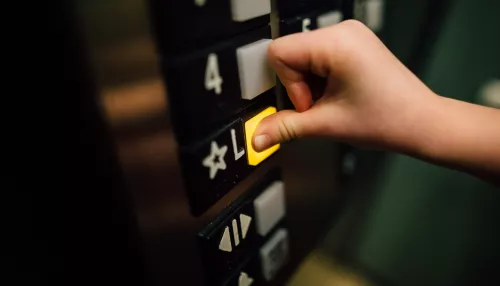 116 лифтов отремонтируют в 36 многоэтажках Алтайского края в 2022 году