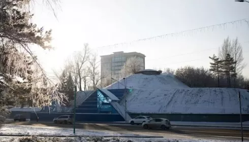 Полузаброшенные баки для воды на площади Сахарова в Барнауле начали демонтировать