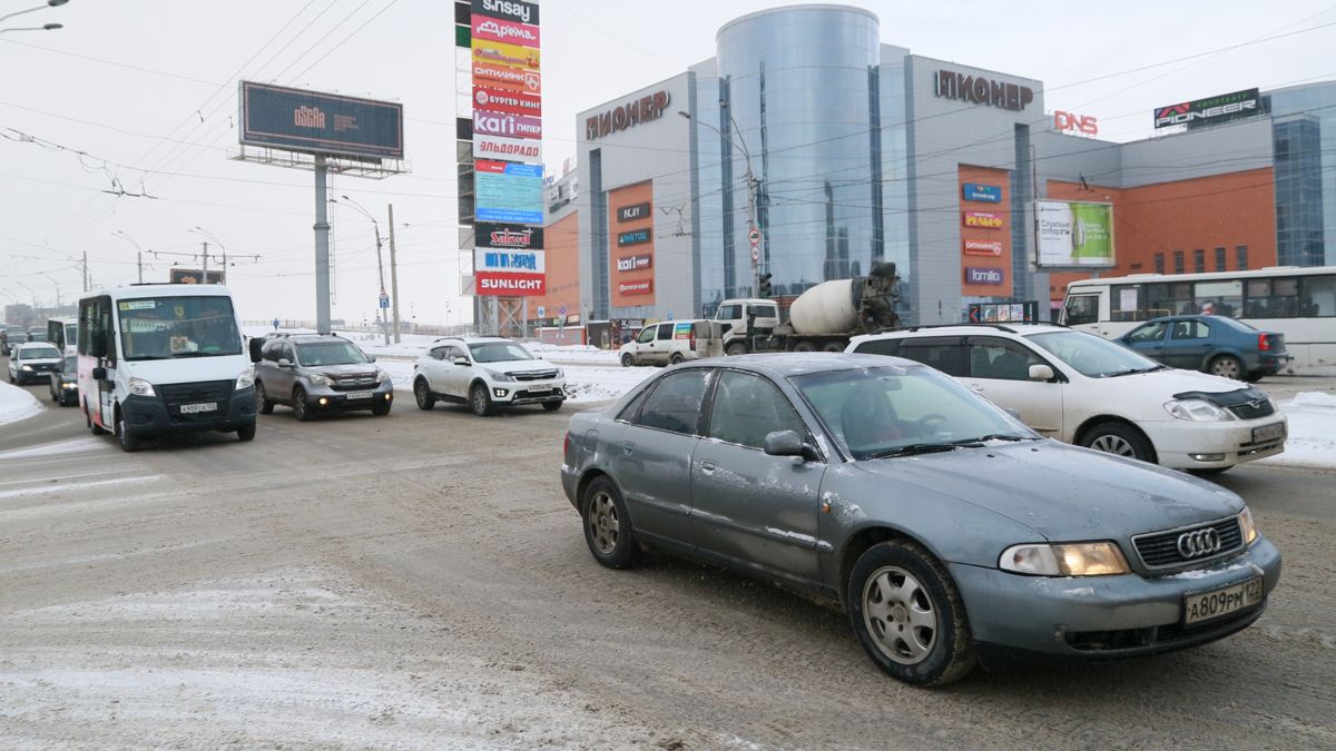 Мост на Новом рынке в Барнауле. ТЦ Пионер