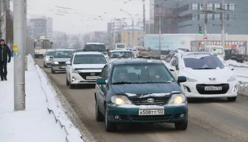 Барнаульские дорожники посыпали улицы противогололедной смесью