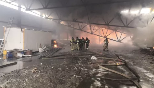 Крупный пожар произошел в промышленной зоне Барнаула