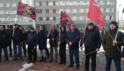 Барнаульские ветераны провели митинг в поддержку военной операции на Украине