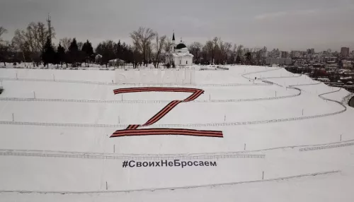 Гигантскую георгиевскую ленту в виде буквы Z раскинули в Нагорном парке Барнаула
