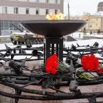 В Барнауле на площади Ветеранов зажгли огонь в поддержку российской армии