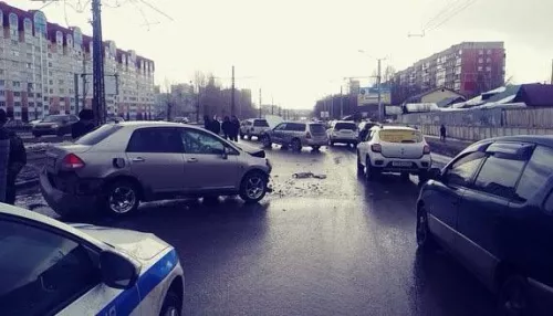 В Барнауле на улице Малахова в жесткое ДТП попали две легковушки