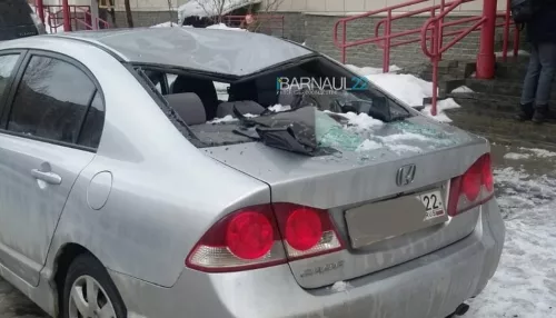 В Барнауле глыба льда разбила машину на улице Папанинцев