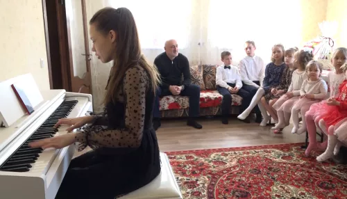 Бизнесмен подарил цифровое фортепиано многодетной барнаульской семье