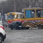 В Барнауле легковушка протаранила трамвай на Докучаево