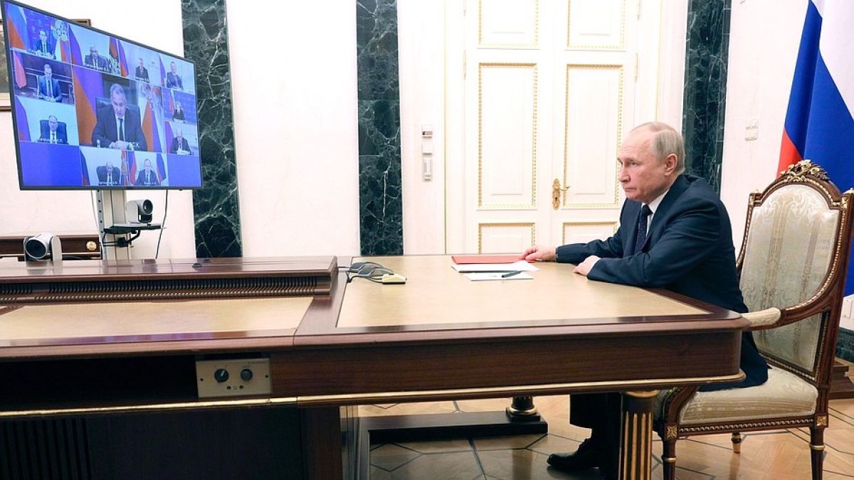 Владимир Путин на видеосовещании с Советом безопасности РФ