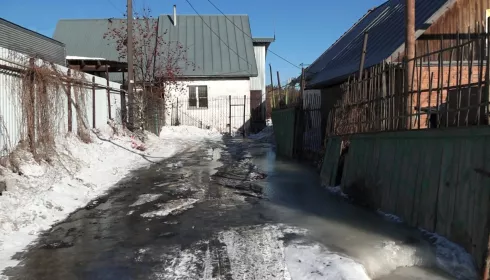 Жители Барнаула пожаловались на персональный паводок на улице Кутузова