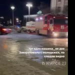 Иномарка перевернулась и снесла ель возле АлтГУ в Барнауле