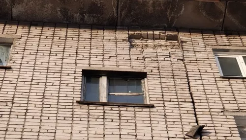 Жильцы барнаульской многоэтажки жалуются, что их дом разваливается на две части