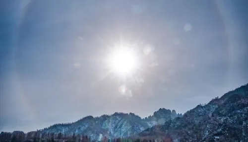 В горах Алтая засняли удивительное природное явление – зимнее гало