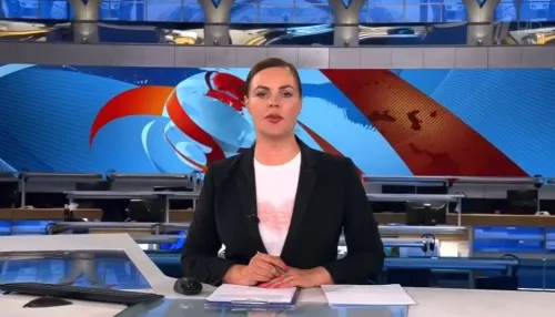 В прямой эфир Первого канала ворвалась девушка с антивоенным плакатом