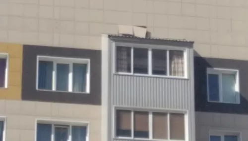 В Барнауле с фасада недавно сданного дома оторвалась плитка