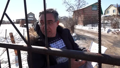 В Барнауле бизнесмен три часа удерживал журналистов на территории садоводства