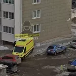 В Барнауле из окна многоэтажки на Ускова выпал человек