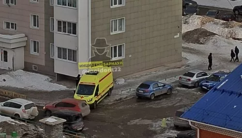 В Барнауле из окна многоэтажки на Ускова выпал человек