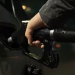 Барнаульцы выстроились в очередь за дешевым бензином