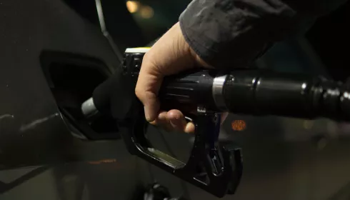 Барнаульцы выстроились в очередь за дешевым бензином