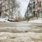Осторожно: скользкий пол! Как весенний Барнаул продолжает жить в оковах льда