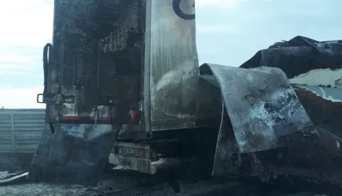 После лобового ДТП заживо сгорел водитель фуры из Новосибирска