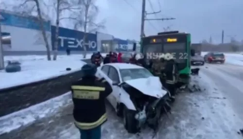 В Барнауле произошло жесткое ДТП с участием троллейбуса