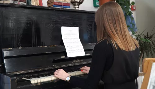 Сравняли с техничками: учителя каменской школы искусств жалуются на низкие зарплаты